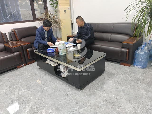 客戶對我公司全自動稻殼炭化爐的實(shí)地考察和產(chǎn)品評價