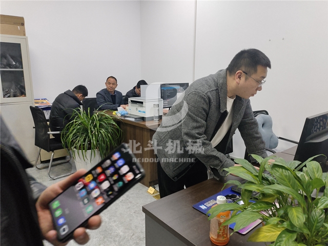 節(jié)能的連續(xù)式棗核炭化爐為客戶(hù)的考察之旅畫(huà)上句號(hào)