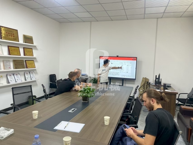 從屏幕對(duì)面到面對(duì)面,外國客戶來考察炭化爐