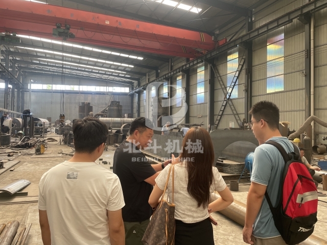 北斗機(jī)械實(shí)力引客！客戶實(shí)地考察炭化爐